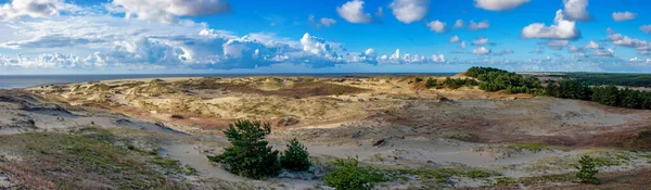 Панорама піщаних дюн і голубе небо в літній ранок, гора Ефа — стокове фото