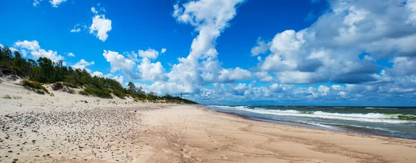 Sanddünen, Meereswellen und blauer Himmel an einem Sommermorgen — Stockfoto