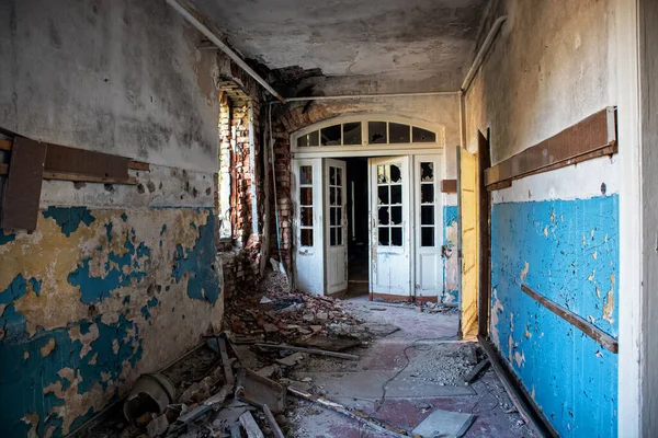 Doorway with beautiful doors in an old abandoned building — Stock Photo, Image