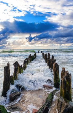 Deniz kıyısındaki ahşap dalgakıran