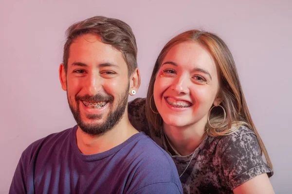 Uomo Donna Che Sorridono Alla Macchina Fotografica Con Staffa — Foto Stock