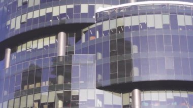 Gökdelen. Office windows panorama gökyüzü ve şehir yansımaları ile