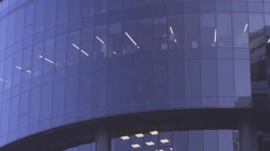 Gökdelen. Office windows panorama gökyüzü ve şehir yansımaları ile