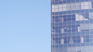 Gökdelen. Office windows panorama gökyüzü ve şehir yansımaları ile