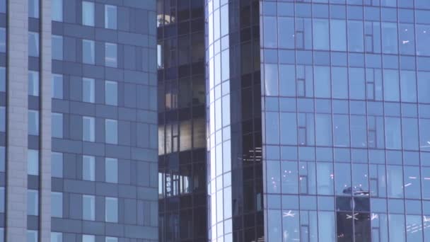 Skyskrapa Office Windows Panorama Med Sky Och Staden Reflektioner — Stockvideo