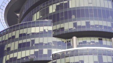 Gökdelen. Office windows panorama gökyüzü ve şehir yansımaları ile