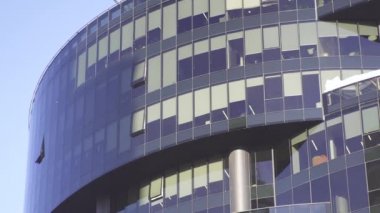 Gökdelen. Office windows panorama gökyüzü ve şehir yansımaları ile