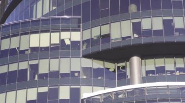 Gökdelen. Office windows panorama gökyüzü ve şehir yansımaları ile