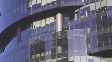 Gökdelen. Office windows panorama gökyüzü ve şehir yansımaları ile