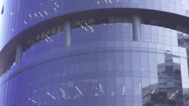 Gökdelen. Office windows panorama gökyüzü ve şehir yansımaları ile