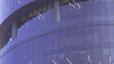 Gökdelen. Office windows panorama gökyüzü ve şehir yansımaları ile
