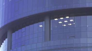 Gökdelen. Office windows panorama gökyüzü ve şehir yansımaları ile