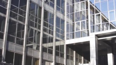 Office windows panorama gökyüzü ve şehir yansımaları ile