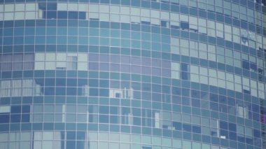 Gökdelen. Office windows panorama gökyüzü ve şehir yansımaları ile