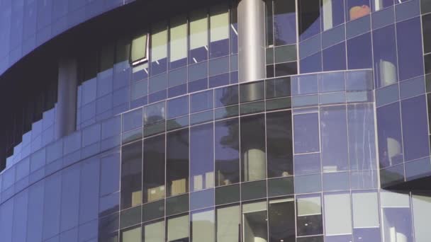 Hochhaus Bürofenster Panorama Mit Himmel Und Stadtreflexionen — Stockvideo