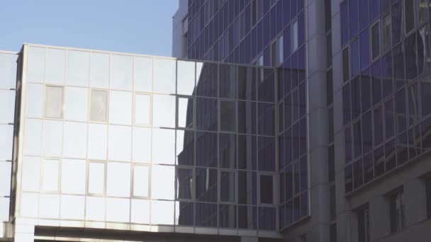 Hochhaus Bürofenster Panorama Mit Himmel Und Stadtreflexionen — Stockvideo