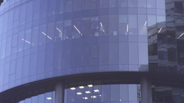 Hochhaus Bürofenster Panorama Mit Himmel Und Stadtreflexionen — Stockvideo
