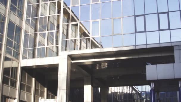 Office Windows Panorama Met Hemel Stad Reflecties — Stockvideo