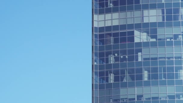 Hochhaus Bürofenster Panorama Mit Himmel Und Stadtreflexionen — Stockvideo