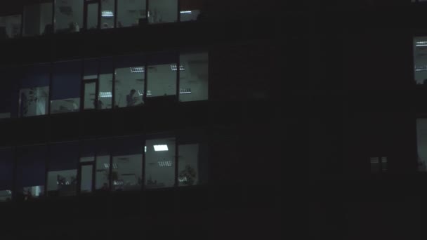 摩天大楼 办公室窗口全景在晚上 — 图库视频影像