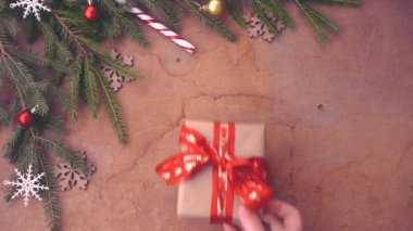 insan eli Noel hediyen masanın üzerine koyarak