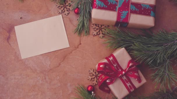 Joyeux Noël Concept Avec Branches Pin Boîtes Cadeaux Main Mettant — Video