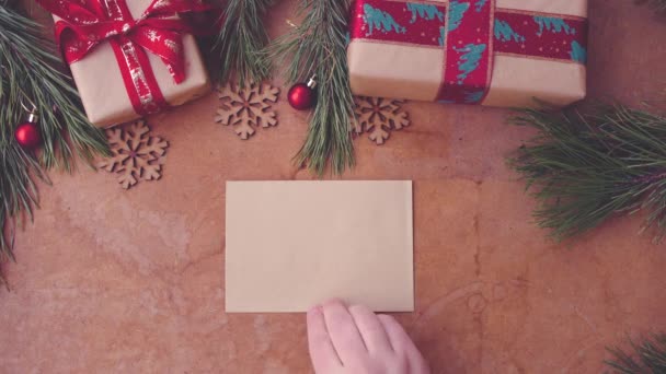 크리스마스 소나무 테이블에 카드를 손으로 — 비디오