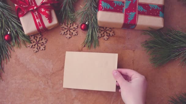 Frohe Weihnachten Mit Tannenzweigen Geschenkschachteln Und Von Hand Aufgestellter Blanko — Stockvideo