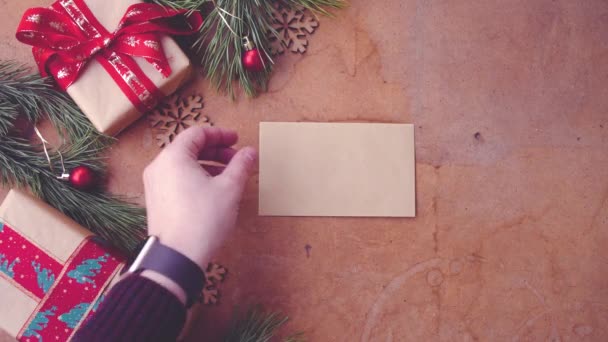 Gelukkig Kerstmis Concept Met Boom Pijnboomtakken Geschenkdozen Hand Leeg Kaart — Stockvideo