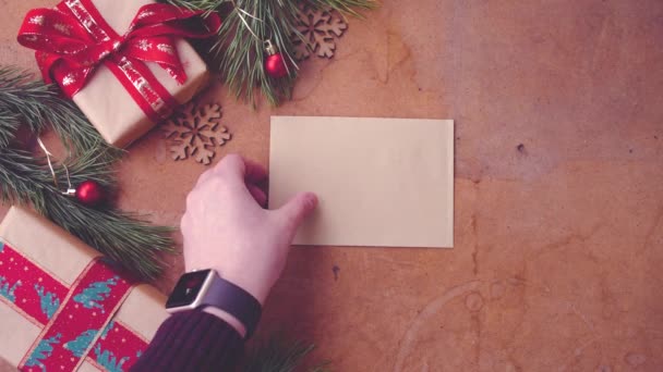 Joyeux Noël Concept Avec Branches Pin Boîtes Cadeaux Main Mettant — Video