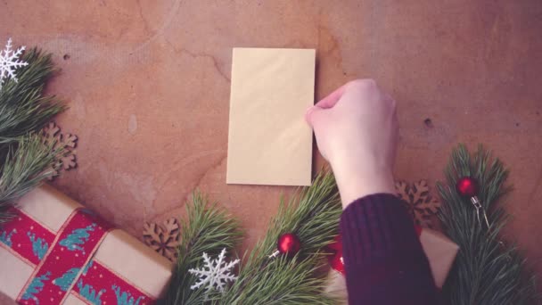 크리스마스 소나무 테이블에 카드를 손으로 — 비디오