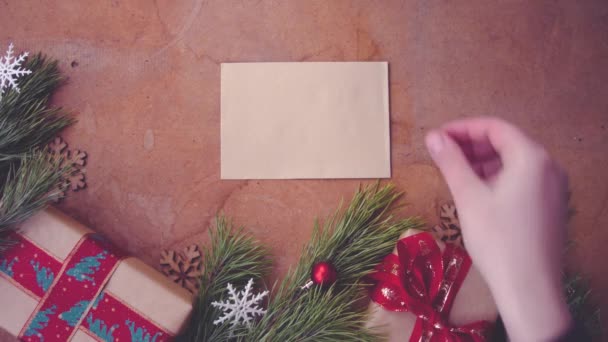 Frohe Weihnachten Mit Tannenzweigen Geschenkschachteln Und Von Hand Aufgestellter Blanko — Stockvideo