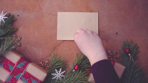 Glad Jul Koncept Med Tall Trädgrenar Presentaskar Och Hand Sätta — Stockvideo