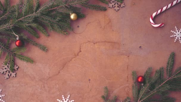 Mano Humana Poniendo Regalo Navidad Sobre Mesa — Vídeo de stock