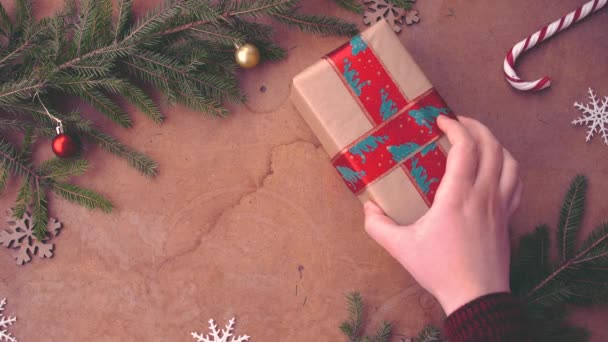 Menschliche Hand Legt Weihnachtsgeschenk Auf Den Tisch — Stockvideo