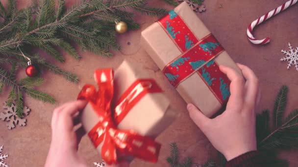 Mãos Humanas Colocando Presente Natal Sobre Mesa — Vídeo de Stock