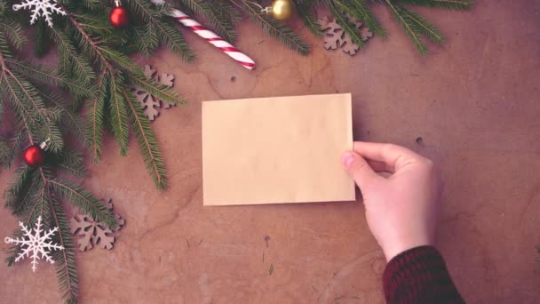 愉快的圣诞节概念与松树树枝 装饰和手把空白卡片在桌子上 — 图库视频影像