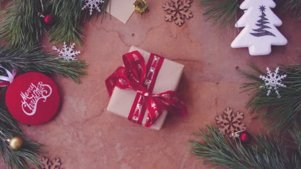 Mano Humana Poniendo Regalo Navidad Sobre Mesa — Vídeos de Stock