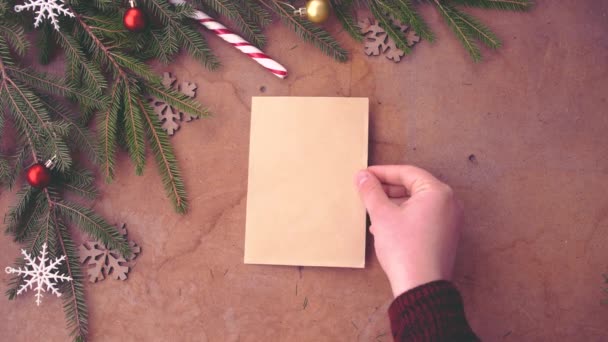 Feliz Concepto Navidad Con Ramas Pino Decoraciones Mano Poniendo Tarjeta — Vídeos de Stock