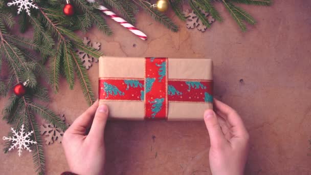 Mano Humana Poniendo Regalo Navidad Sobre Mesa — Vídeo de stock