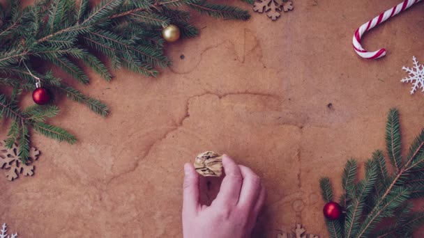 Mänsklig Hand Sätta Skrynkligt Kuvert Glad Jul Stopmotion — Stockvideo