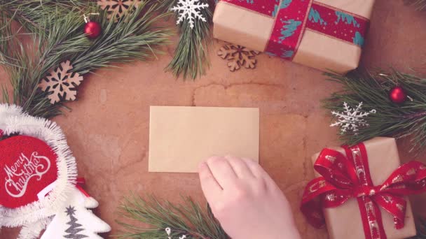 Conceito Natal Feliz Com Galhos Pinheiros Caixas Presente Mão Colocando — Vídeo de Stock