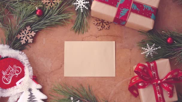 松の木の枝 ギフト ボックス テーブルに空白カードを入れて手で幸せなクリスマスのコンセプト — ストック動画
