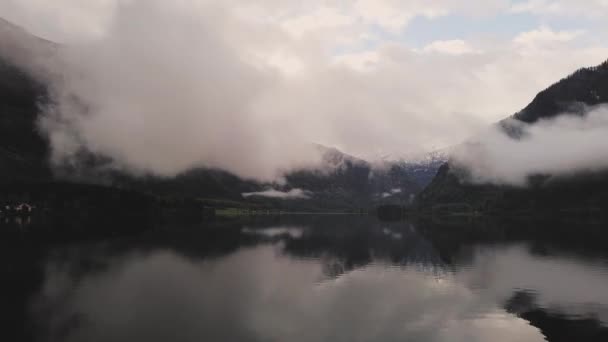 オーストリアアルプスのハルシュタット湖のタイムラプスビュー — ストック動画