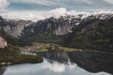 Gölde yansıması ile Avusturya Alpler Dağları köyünün amazing görünümü.
