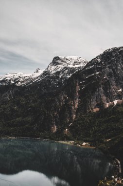 Gölde sis ve yansıma ile Avusturya Alpleri Dağları'nın amazing görünümü