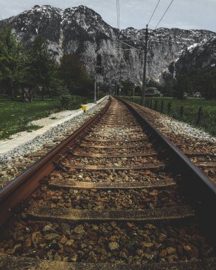 güzel dağlarda raylar doğal görünümü