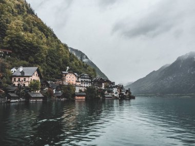 Gölde sis ve yansıma ile Avusturya Alpleri Dağları'nın amazing görünümü