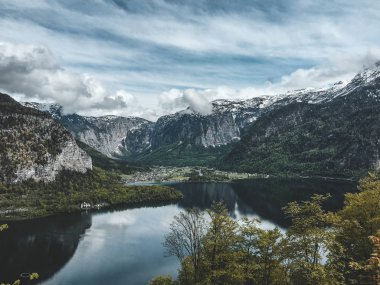 Gölde sis ve yansıma ile Avusturya Alpleri Dağları'nın amazing görünümü