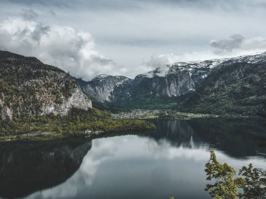 Gölde sis ve yansıma ile Avusturya Alpleri Dağları'nın amazing görünümü
